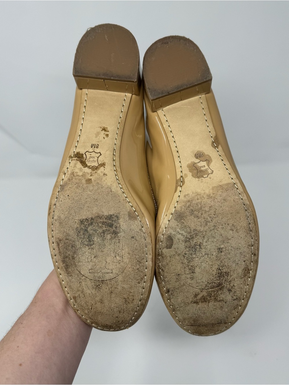 Tory Burch Beige Patent Leather Heels with Logo Charm - Picture 7 of 7